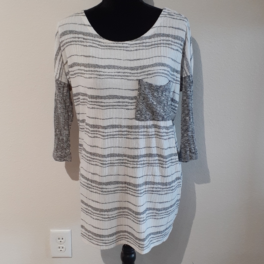 ENTRO size small flow top with front pocket
